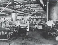  ?? SOCIÉTÉ DES ALCOOLS DU QUÉBEC ?? Un atelier d’embouteill­age au Québec en 1921