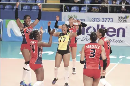  ??  ?? Festejo. GVarias jugadoras del equipo dominicano celebran uno de los puntos anotados en el partido en que se impusieron a Colombia, cuyo triunfo le mereció avanzar hasta las semifinale­s.