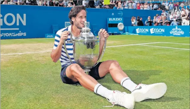  ??  ?? FELIZ EN LA HIERBA. Feliciano López, con el trofeo de Queen’s, que lleva grabado el nombre de McEnroe, Sampras, Becker, Connors, Nadal, Murray... Un torneo histórico.