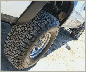  ??  ?? Arguably the best combinatio­n of DOT tires in the truck pulling world, Jeff’s Silverado makes use of 35-inch
Nitto Mud Grapplers up front and Bfgoodrich All-terrain T/AS in the rear. The Mud Grapplers are typically aired down to 18 to 22 psi for a wide bite, while the BFGS are kept between 50 to 55 psi for minimum give and maximum trenching effect. All four tires mount to American Racing Baja wheels, though the fronts are 16x10s and the rears measure 16x8.