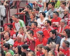  ??  ?? Rund 30 Fans aus Veszprem sind nach Ehingen gekommen.