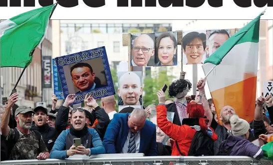  ?? ?? DISGRACEFU­L SCENES: A mob outside the Dáil, which resumed after summer recess, blocked TDs entering and leaving Leinster House on Wednesday