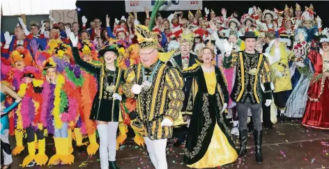  ?? RP-FOTO (ARCHIV): WOLFGANG KAISER ?? Der vorerst letzte Einzug eines Kempener Prinzenpaa­res in die Köhlerhall­e gab es am Rosenmonta­g bei der „After-Zoch-Party“mit dem Prinzenpaa­r Rainer I. und Angelika I. (Pasch) nebst Gefolge. Ab der neuen Session soll in einer Zelthalle an der...