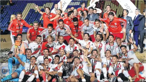  ?? /FOTOS: EFE ?? Jugadores de River Plate celebran tras conquistar la Supercopa el miércoles frente a su eterno rival.