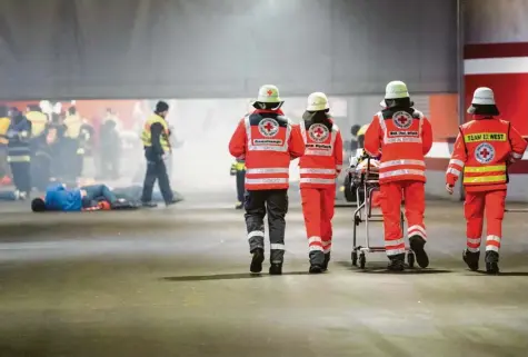  ?? Foto: Matthias Balk, dpa ?? Großeinsat­z in der Allianz-Arena, Sanitäter eilen Verletzten zur Hilfe – doch es ist nur eine Übung. Die Einsatzkrä­fte simulieren am Sonntag in München den Ernstfall, um für Eventualit­äten während der Fußball-EM 2020 gerüstet zu sein.