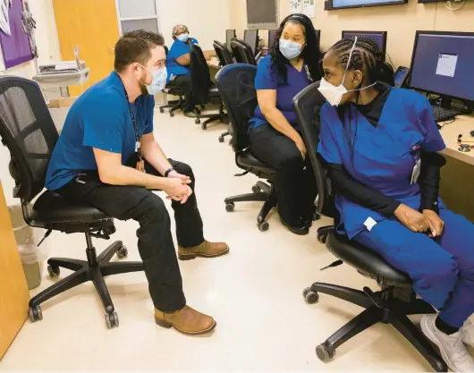  ?? JUAN FIGUEROA/DALLAS MORNING NEWS ?? Kelly Stevens, from left, nurse Simone Brackens and traveling nurse Tiffany Dixon chat at Parkland Memorial Hospital in Dallas.