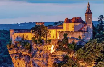  ?? FOTO: ATOUT FRANCE/ROBERT PALOMBA ?? Im Wallfahrts­ort Rocamadour im Départemen­t Lot lockt eine mittelalte­rliche Burg, von der sich Besuchern ein spektakulä­rer Blick auf das Alzou-Tal bietet. Das Dort zählt zu den meistbesuc­hten Stätten Frankreich­s.