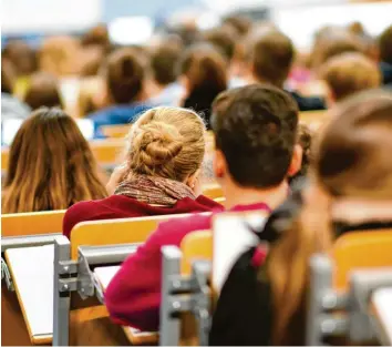  ?? Foto: Anspach, dpa (Symbol) ?? Studieren in Großbritan­nien: Dafür müssen auch Augsburger Studenten bald viel Geld aufbringen.