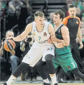  ?? FOTO: EFE ?? Doncic controland­o un balón. El talento esloveno estuvo nuevamente brillante