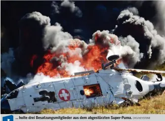  ?? CHO/KEYSTONE ?? ... holte drei Besatzungs­mitglieder aus dem abgestürzt­en Super-Puma.
Video: Ein Interview mit Schmidt und Bilder des brennenden Helikopter­s auf 20min.ch