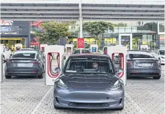  ?? NYT ?? A Tesla charging station in Santa Monica, California. Tesla reported a decline in sales this month that caught investors off guard.