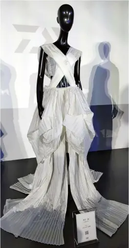  ?? Yomiuri Shimbun photos ?? A dress designed using recycled materials from discarded fishing nets