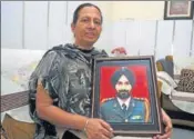  ??  ?? Joginder Kaur with the portrait of her husband late Lt Joga Singh at Jalandhar Cantonment on Wednesday. PARDEEP PANDIT/HT