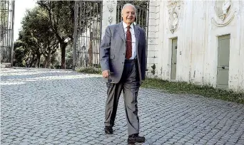  ??  ?? Economista Il docente Paolo Savona, 81 anni, passeggia a Villa Borghese, Roma