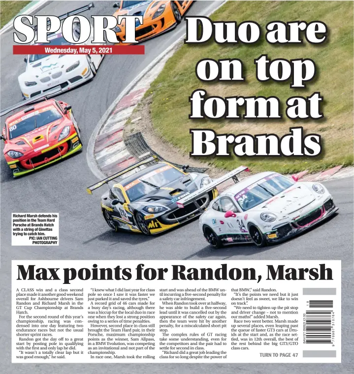  ?? PIC: IAN CUTTING
PHOTOGRAPH­Y ?? Richard Marsh defends his position in the Team Hard Porsche at Brands Hatch with a string of Ginettas trying to catch him.