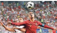  ?? FOTO: DPA ?? Cristiano Ronaldo (r.) behauptet den Ball gegen Irans Omid Ebrahimi. Wenig später verschießt er einen Elfmeter.