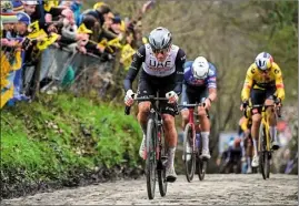  ?? (Photo AFP) ?? L’ogre Tadej Pogacar a fait la différence dans l’avant-dernière ascension de la journée pour détrôner Mathieu van der Poel.