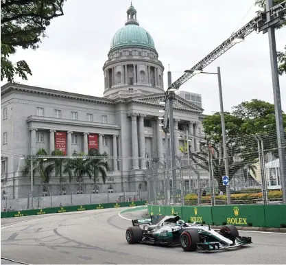  ?? FOTO: LEHTIKUVA/AFP/ROSLAN RAHMAN ?? TAJTA KURVOR. Valtteri Bottas och teamet förutspår en krävande helg för Mercedes i Singapore.