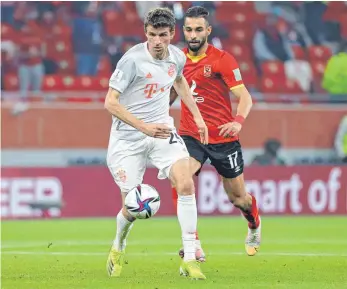  ?? FOTO: KARIM JAAFAR/DPA ?? Im Halbfinale der Club-WM stand Thomas Müller (vorn) noch auf dem Rasen, dann kam etwas dazwischen.