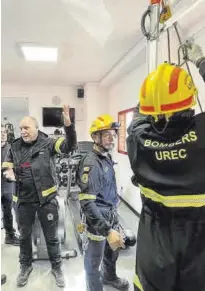  ?? ?? Los bomberos preparan el dispositiv­o de rescate.