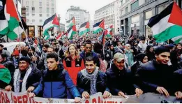  ?? Alcuni manifestan­ti ieri a Milano FOTO ANSA ??