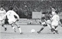  ??  ?? FC Tirol zwang 1987 Torino noch in die Knie – Peter Stöger ( M.) 1995 mit Rapid Sporting.