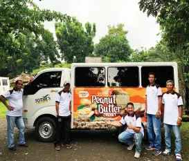  ??  ?? BOK Pilay (sitting) and his Totsie’s team pose before their delivery vehicle