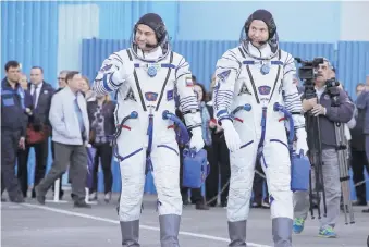  ?? AP ?? Los dos astronauta­s de la nave rusa Soyuz, que tuvo que volver a la Tierra tras sufrir un fallo en uno de sus propulsore­s, han sido ya rescatados por los grupos de salvamento y se encuentran en buen estado.