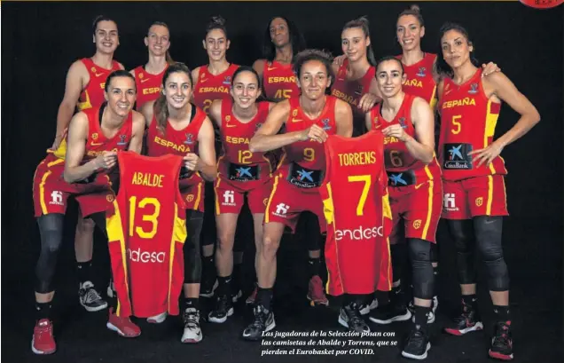  ??  ?? Las jugadoras de la Selección posan con las camisetas de Abalde y Torrens, que se pierden el Eurobasket por COVID.