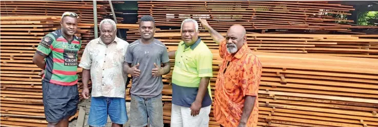  ?? Photo: Ministry of Forestry ?? Yavutu ni Vanua Landowners with the sawn Mahogany timber.