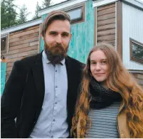  ?? PHOTO COLLABORAT­ION SPÉCIALE, ISABELLE TREMBLAY ?? Nathaniel Ouimet et Andréanne Robichaud sont propriétai­res d’une minimaison sur roues. Ils vivent dans un tout petit espace, en pleine nature, au Saguenay–Lac-Saint-Jean.