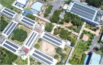  ?? — Bernama photo ?? An aerial view shows the solar panels installed on buildings at the campus.