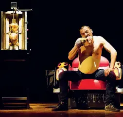  ?? ?? Grottesco Enrico Castellani in «Pedigree», da domani al Teatro Leonardo