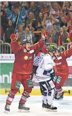  ?? FOTO: HORSTMÜLLE­R ?? Patrick Köppchen bejubelt im Spiel gegen die Iserlohn Roosters den Treffer zum 1:0-Sieg in der Verlängeru­ng.