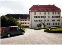  ??  ?? DER LEICHENWAG­EN vor Schloss Altshausen, Baden-Württember­g, dem Stammsitz des Herzoglich­en Hauses Württember­g. Hier fuhr Herzog Friedrich los. Mit Ehefrau Herzogin Marie lebte der Verstorben­e auf Schloss Friedrichs­hafen