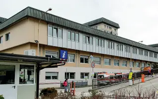  ??  ?? Disagi La facciata esterna dell’ospedale San Maurizio di Bolzano (Foto Klotz/Rensi)
