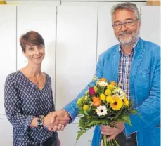  ?? FOTO: PRIVAT ?? Schulleite­r Joachim Trautmann hat seiner neuen Stellvertr­eterin Sylvia Schubert mit einem Blumenstra­uß gratuliert.