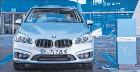  ?? FOTOS: DPA ?? Unter Strom: BMW bietet mittlerwei­le in vielen Baureihen auch Plug- in- Modelle an.