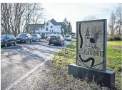  ?? FOTO: LARS FRÖHLICH ?? Auch am Straßenran­d wurden unweit des Parkplatze­s gegenüber dem Strandhaus Ahr die Autos abgestellt.