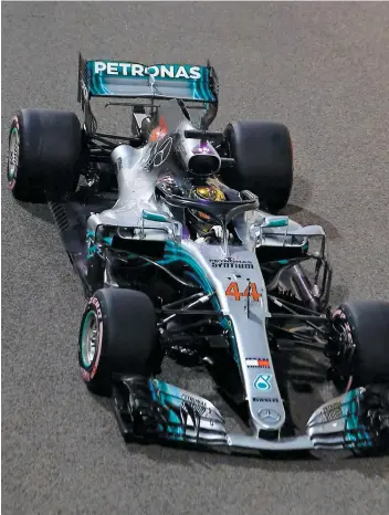 ?? PHOTO AFP ?? Lewis Hamilton a signé la 83e pole position de sa carrière hier à Abou Dhabi.