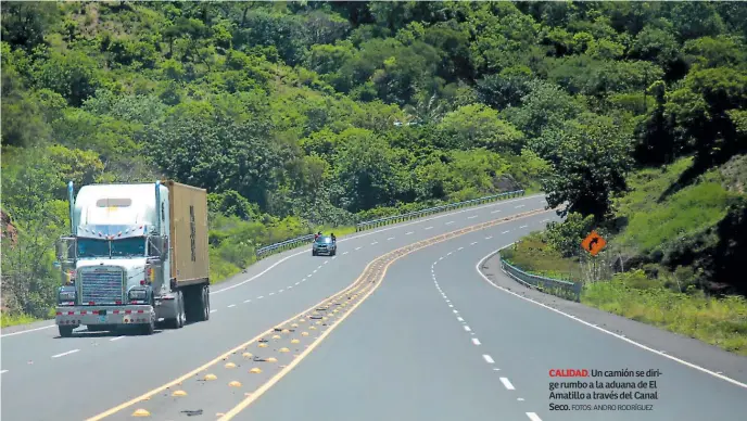  ?? FOTOS: ANDRO RODRÍGUEZ ?? CALIDAD. Un camión se dirige rumbo a la aduana de El Amatillo a través del Canal Seco.