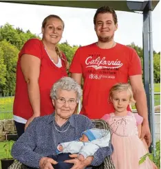  ?? Foto: Adelwarth ?? Jannes ist der 30. Urenkel von Martha Wiedemann. Auch die stolzen Eltern Kathrin und Tobias (hinten) freuen sich gemeinsam mit Tochter Madlen über den kleinen Er denbürger.