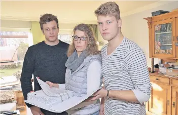  ?? FOTO: LOTHAR BERNS ?? Die gelernte Krankensch­wester Stephany Hahne (49) aus Neuss, hier mit ihren beiden Söhnen Lucas (l.) und Clemens, kämpft um ihr angesparte­s Geld aus der Riester-Rente.