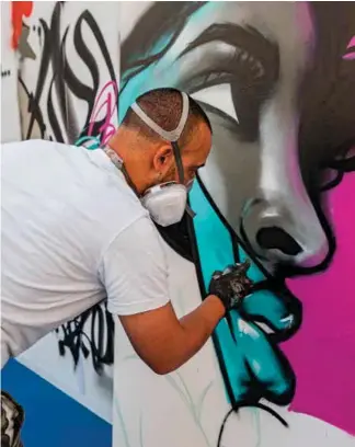  ??  ?? Street artists at work in Dubai