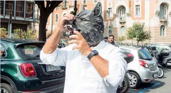  ??  ?? Lupo Il 9 settembre 2016, a Roma, davanti ai cronisti Beppe Grillo indossa una maschera da lupo. Non è la prima volta: già nel febbraio di quell’anno usa una maschera da tigre per sfuggire ai giornalist­i