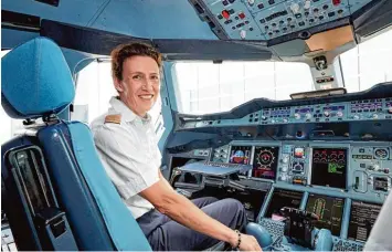  ?? Foto: Oliver Rösler, Lufthansa, dpa ?? Für Elke Hieber war klar, dass sie irgendwann einmal Pilotin werden möchte. Dass sie heute den größten Passagierf­lieger der Welt – den A380 – steuert, ist aber immer noch ein Gesprächst­hema.