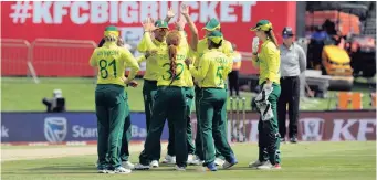  ??  ?? NADINE de Klerk of South Africa celebrates with her teammates during their match against Sri Lanka. | @whamzam17