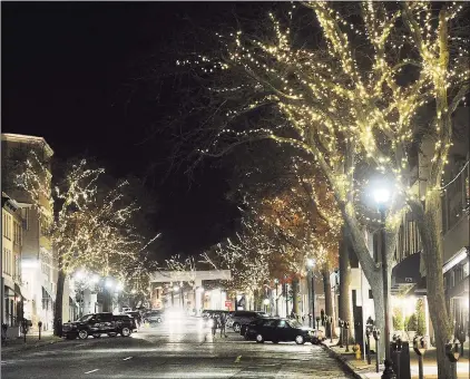  ?? Hearst Connecticu­t Media file photos ?? The holiday lights illuminate Greenwich Avenue on Nov. 28, 2017.