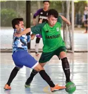  ?? GALIH COKRO/JAWA POS ?? ANTARSEKOL­AH: Vercelino dari SMA Santa Maria (kanan) berupaya melewati pemain SMAK St Agnes dalam laga futsal di lapangan Cita Hati Senior School East, Pakuwon City, kemarin.