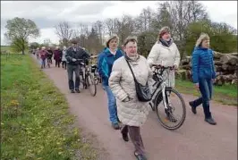  ??  ?? Eine Wanderung führte von Fernbreite­nbach nach Herda.